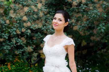 Bahçedeki gülümseyen gelin portresi