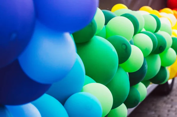 多くの色とりどりの風船 青と緑 プライド フェスティバル — ストック写真