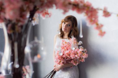 Gelin duvar ve sakura, mumlar ve cam damla ile Ziyafet için düğün süslemeleri