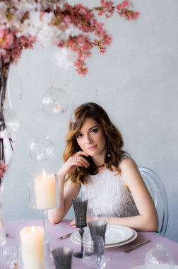 Masaya oturan ve sakura, mumlar ve cam damla ile Ziyafet dekorasyon düğün gelin