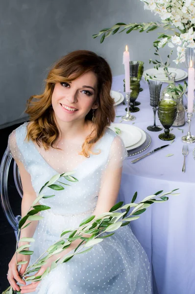 Sitzende Braut Mit Olivenzweig Der Hand Und Hochzeitsdekoration Für Bankett — Stockfoto
