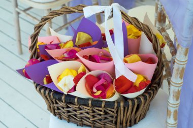 Gül sepeti, çok renkli yaprakları düğün