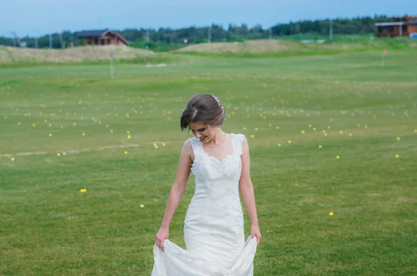 Gülümseyen Güzel Gelin Gelinlik Golf Kulübü Nün Yeşil Sahada — Stok fotoğraf