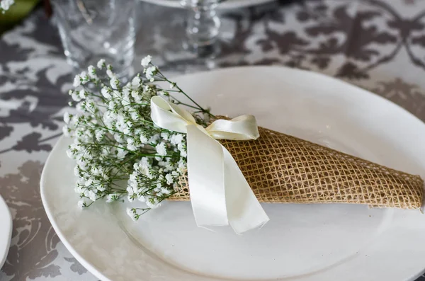 Kytice Gypsophilas Bílé Plotně Křídovém Papíře Kompozice Pro Svatební Stůl — Stock fotografie