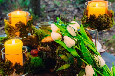 Düğün masa süslemeleri laleler ve moss ile