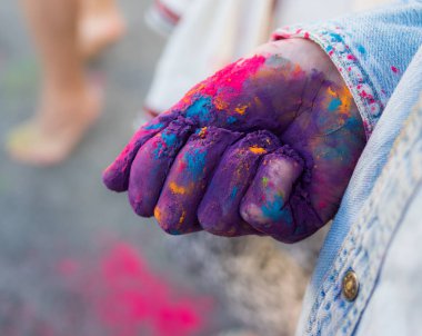 El yumruk Menekşe kuru hawley boya ile