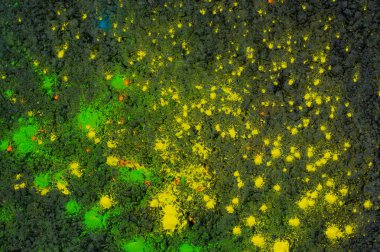 Asfalt üzerinde çok renkli kuru boya