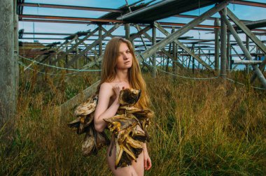 Kurutulmuş balık kafası, Lofoten Adaları, Norveç bohça ile çıplak kız