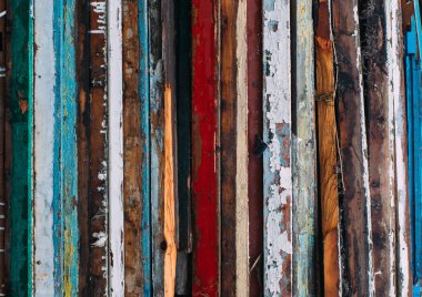 Eski boya ahşap renkli dikey çizgiler, ahşap kapılar, yığın kırık