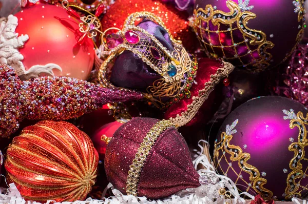 クリスマス ツリー装飾品 すべて つの色 深紅の背景 — ストック写真