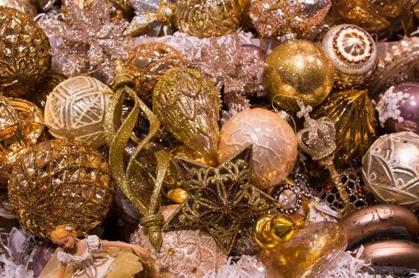 Noel Ağacı Süslemeleri Her Bir Renk Sarı Altın Arka Plan — Stok fotoğraf