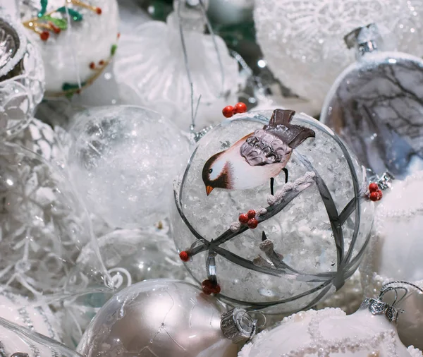 Noel Ağacı Süslemeleri Her Bir Renk Arka Plan Beyaz — Stok fotoğraf