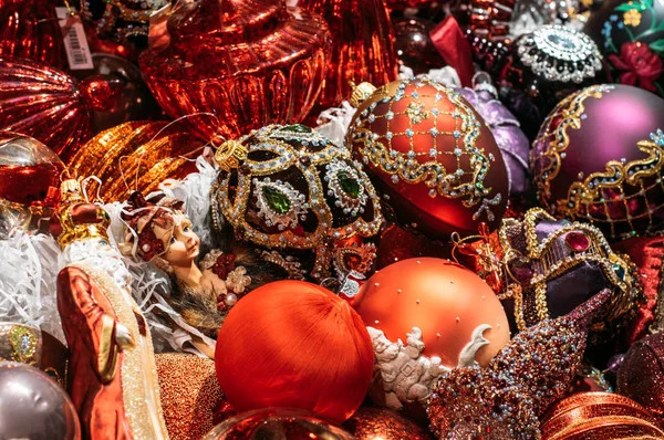 Christbaumschmuck Alles Einer Farbe Purpurroter Hintergrund — Stockfoto