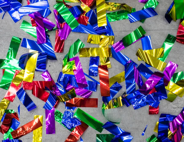 Confete Festivo Multicolorido Chão Cinzento — Fotografia de Stock