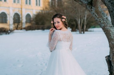 Gelin saç geri döndü, arka plan üzerinde kış Güllü