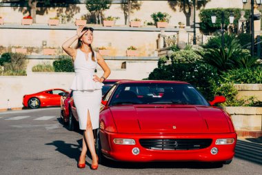 Ferrari Valletta, Malta, Grand Hotel Excelsior yakınındaki 8 Ekim 2016 göster. Kırmızı Ferrari 355 Fi yakınındaki güzel genç kız