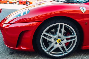 Ferrari Valletta, Malta, Grand Hotel Excelsior yakınındaki 8 Ekim 2016 göster. Kırmızı Ferrari F430 tekerleğin görünümünü