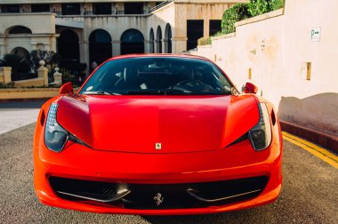 Ferrari Valletta, Malta, Grand Hotel Excelsior yakınındaki 8 Ekim 2016 göster. Kırmızı Ferrari 458 Spider önden görünümü