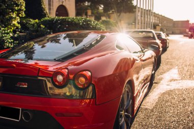 Ferrari Valletta, Malta, Grand Hotel Excelsior yakınındaki 8 Ekim 2016 göster. Kırmızı Ferrari 430 Scuderia arkadan görünüm