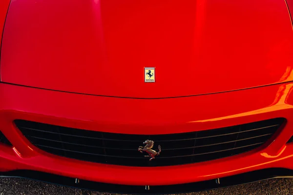 法拉利展2016年10月8日在马耳他瓦莱塔 附近的 Excelsior 大酒店 红色法拉利的引擎盖 — 图库照片