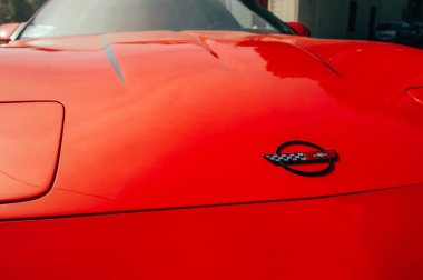 Mdina, Malta - 2016.10.16: Malta Classic Grand Prix, kırmızı Corvette Zr-1