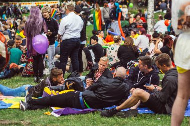 Helsinki, Finlandiya - 30 Haziran 2018: Helsinki katılımcılar gururu Festivali Kaivopuisto Bahçe