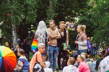 Helsinki, Finlandiya - 30 Haziran 2018: Helsinki katılımcılar gururu Festivali Kaivopuisto Bahçe