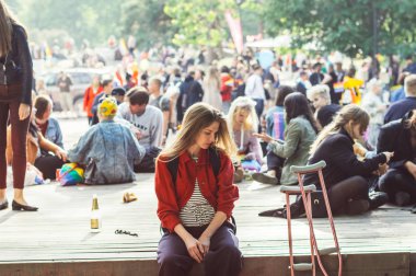 Helsinki, Finlandiya - 30 Haziran 2018: Helsinki katılımcılar gururu Festivali Kaivopuisto Bahçe