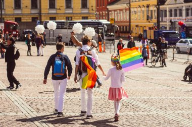 Helsinki, Finlandiya - 30 Haziran 2018: Helsinki Gökkuşağı bayrağı ile çocuk ile iki kadın Festivali Senato kare gurur.