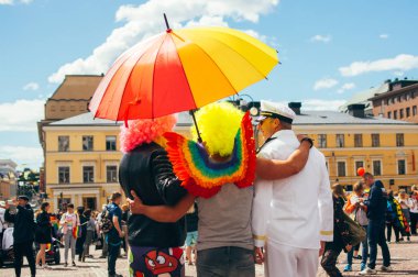 Helsinki, Finlandiya - 30 Haziran 2018: Senato Meydanı Festivali üç adam Helsinki üzerinde poz gurur duyuyoruz