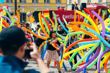 Helsinki, Finlandiya - 30 Haziran 2018: İnsanlar Helsinki gurur festival Senato kare üzerinde iyi eğlenceler