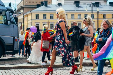 Helsinki, Finlandiya - 30 Haziran 2018: Katılımcı kostüm Helsinki gurur festival Senato kare üzerinde