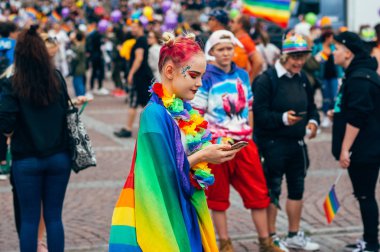 Helsinki, Finlandiya - 30 Haziran 2018: Kız Helsinki gurur Festival Senato kare üzerinde