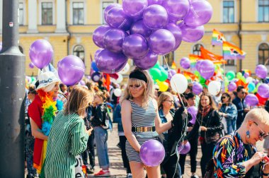 Helsinki, Finlandiya - 30 Haziran 2018: Helsinki gurur Festival balonlar Senato kare üzerinde katılımcıyla