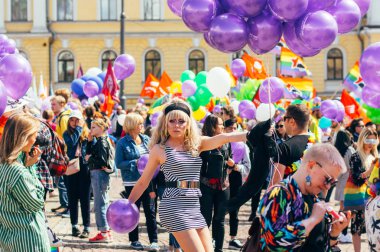Helsinki, Finlandiya - 30 Haziran 2018: Helsinki gurur Festival balonlar Senato kare üzerinde katılımcıyla