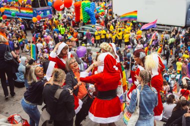 Helsinki, Finlandiya - 30 Haziran 2018: Noel Baba wearings Helsinki Katedrali merdivenlerde katılımcılar Senato Meydanı Festivali gurur duyuyoruz
