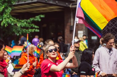 Helsinki, Finlandiya - 30 Haziran 2018: Gökkuşağı bayrağı Helsinki gururu Festivali Caddesi üzerinde katılımcıyla