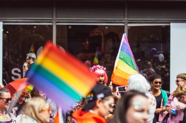 Helsinki, Finlandiya - 30 Haziran 2018: Gökkuşağı bayrağı Helsinki gururu Festivali Caddesi üzerinde katılımcıyla