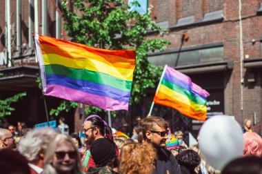 Helsinki, Finlandiya - 30 Haziran 2018: Gökkuşağı bayrağı Helsinki gururu Festivali Caddesi üzerinde katılımcıyla