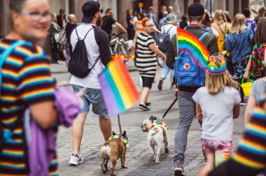 Helsinki, Finlandiya - 30 Haziran 2018: Helsinki sokakta köpek katılımcılarıyla Festivali gurur duyuyoruz