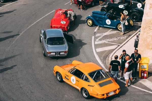 Mdina, Malta - 2016.10.08: Malta Classic Grand Prix, sarı Porsche 911'i arar, kırmızı zafer