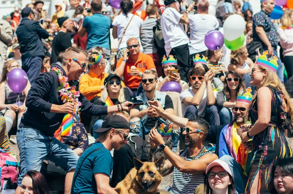 Helsinki Finnland Juni 2018 Junge Leute Fotografieren Auf Der Treppe — Stockfoto