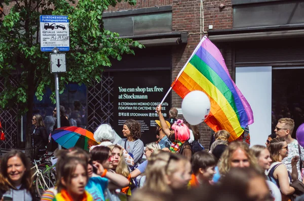 Helsingfors Finland Juni 2018 Deltagaren Med Regnbågsflaggan Gatan Helsingfors Pride — Stockfoto