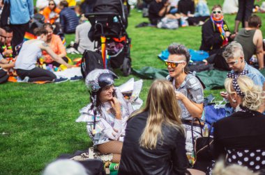 Helsinki, Finlandiya - 30 Haziran 2018: Helsinki katılımcılar gururu Festivali Kaivopuisto Bahçe