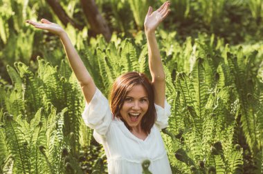 Fern güzel zevk esmer kız Eller yukarı