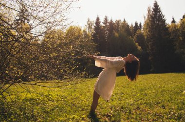 Baharda poz güzel esmer kız