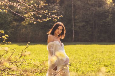 Baharda poz güzel esmer kız