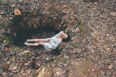 Yeryüzünde poz güzel esmer kız