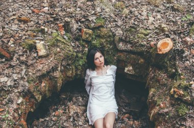 Yeryüzünde poz güzel esmer kız