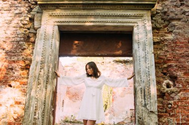 Güzel esmer kız terk edilmiş binada kemer